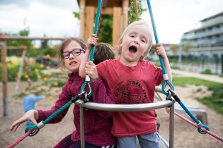...a těšili se na slíbenou zastávku na oblíbeném hřišti na Menšíkově ulici