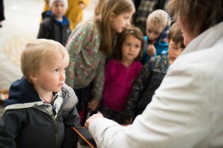 Paní katechetka si zjevně pozornost dětí umí získat