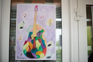 Maminka se vrátila z Vranova a vyrazila s Verunkou na vernisáž jejího výtvarného kroužku