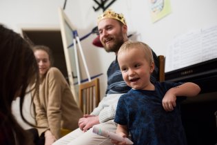 Kouzelná tužka umí prdět, hahaha (ani král Dalibor neudržel důstojně vážný výraz tváře)