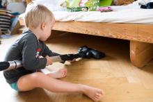 I pod postelí je třeba občas vysát, a Vikoušek to ví