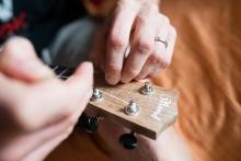 Měním struny na Daliho novém (ehm) ukulele