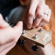 Měním struny na Daliho novém (ehm) ukulele