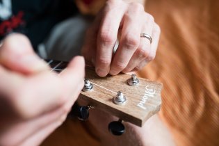 Měním struny na Daliho novém (ehm) ukulele