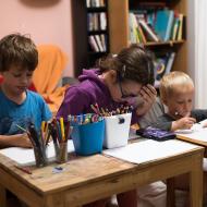 Plné soustředění v domácím malířském studiu