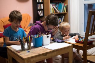 Plné soustředění v domácím malířském studiu