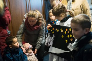 Nebe nad Betlémem se utěšeně zaplňuje hvězdičkami