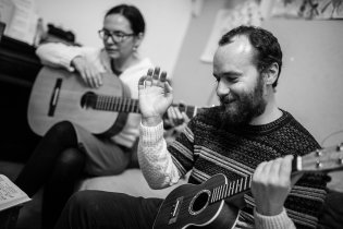 Dali je v pokušení  nad svou snahou ovládnout ukulele mávnout rukou (my jsme ale o dost optimističtější)