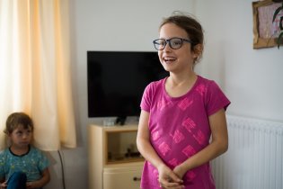 Verunka je nadána zvláště dramatickým talentem pro vyprávění školních historek