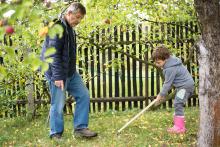 Trocha práce na zahrádce k návštěvě prababičky prostě patří