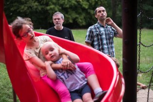 A děda s babičkou zatím hlídali pět dětí!