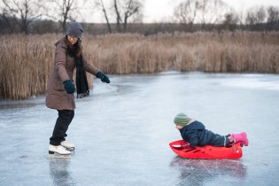 Jediný víkend, kdy se dalo bruslit na Žebětínském rybníce - a my jsme byli u toho!