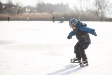 Ráďa se poprvé postavil na brusle, a jel