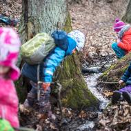 Čištění potůčku, to by děti bavilo