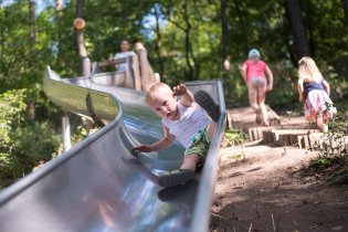 Skluzavka na novém hřišti se nám zdála být poněkud nebezpečná