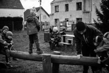 Pravnoučata vzala prababičku na hřiště