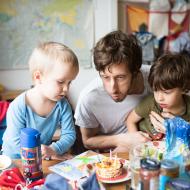 Táta má narozeniny, připravíme mu snídani a dort z rýžových chlebíčků!