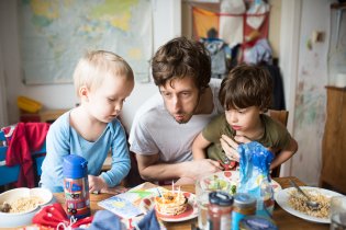 Táta má narozeniny, připravíme mu snídani a dort z rýžových chlebíčků!