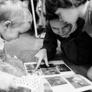 Tom dostal od rodičů k hranatým kulatinám album prehistorických fotografií