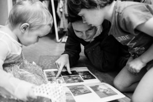 Tom dostal od rodičů k hranatým kulatinám album prehistorických fotografií