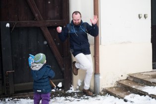 Koulovaná na farním dvorku