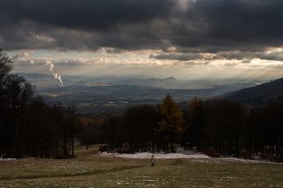 Tenhle výhled na České středohoří z Bourňáku můžeme