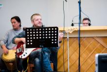 Ještě chvíli se posaďte, následují krátké ohlášky...