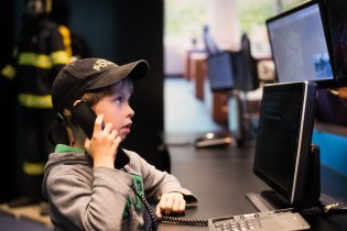 Vyřizování hovorů na lince IZS je vážná věc