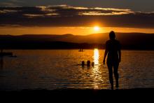 Závěrečné večerní osvěžení v krásně čistém umělém jezeře Milada