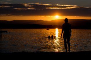 Závěrečné večerní osvěžení v krásně čistém umělém jezeře Milada