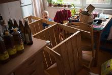 Když člověk hledá ztracený snubní pstýnek, musí obrátit byt vzhůru nohama (a nachází spoustu jiných pokladů)