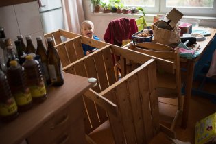 Když člověk hledá ztracený snubní pstýnek, musí obrátit byt vzhůru nohama (a nachází spoustu jiných pokladů)