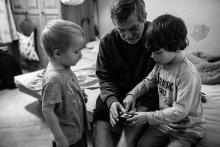 Děti zatím s dědou cvičí paměť