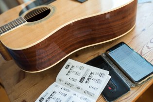 Tom se odvážně pouští do neprobádaných akordových vod