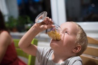 A pijeme do dna, přátelé!