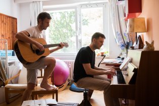 Když někdo hraje na jedné fotce s Adamem, hned o vypadá, že hraje líp