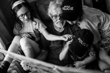 Tady policie, můžete si s námi prosím číst, dědo?