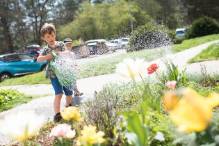 A zahrádka před domem zase sprchu