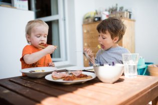 Na umytém balkoně zasloužený oběd