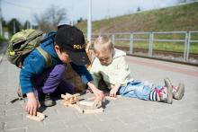 Kluci, co je to za nápad, stavět z Kaply na zastávce šaliny?