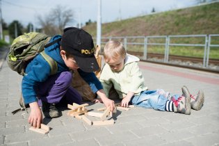 Kluci, co je to za nápad, stavět z Kaply na zastávce šaliny?