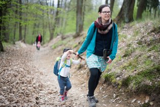 Stoupáme do kopce, někteří dokonce jedou na motorce!
