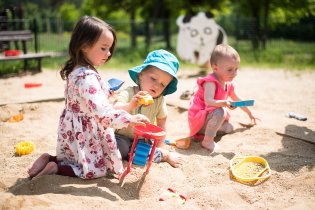 Děti seznamují Miriamku a Lidušku s naším pískovištěm (ano, plachta by se na léto hodila)