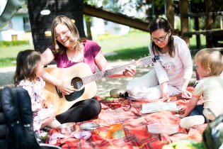 Zuzka po dlouhé době vzala do ruky kytaru