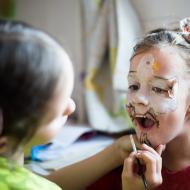 Zdá se, že na malování na obličej má Verunka přirozený talent (rozhodně mnohem větší, než já - ověřeno v praxi)