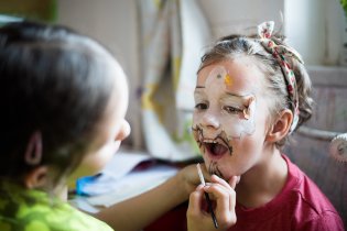 Zdá se, že na malování na obličej má Verunka přirozený talent (rozhodně mnohem větší, než já - ověřeno v praxi)