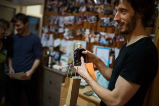 Tome, už je ti čtyřicet, tak si můžeš dovolit přejít na tvrdší alkohol