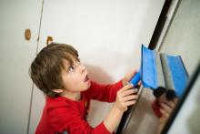 Zrcadlo v předsíni už koupel opravdu potřebovalo