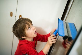 Zrcadlo v předsíni už koupel opravdu potřebovalo