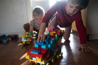 Závodní auta (vzápětí byla přestavěna na tanky)